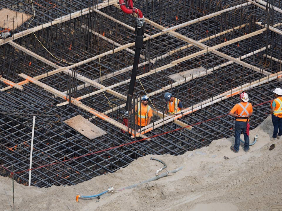 Team auf einer Baustelle - ein typischer Einsatz für mobile Zeiterfassung mit EasyHours